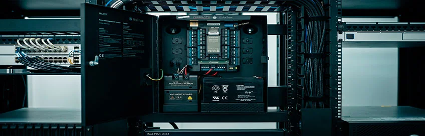 Diseño, organización e instalación de gabinetes de red con sistemas de respaldo de energía integrados para máxima seguridad por Pandsistcom.